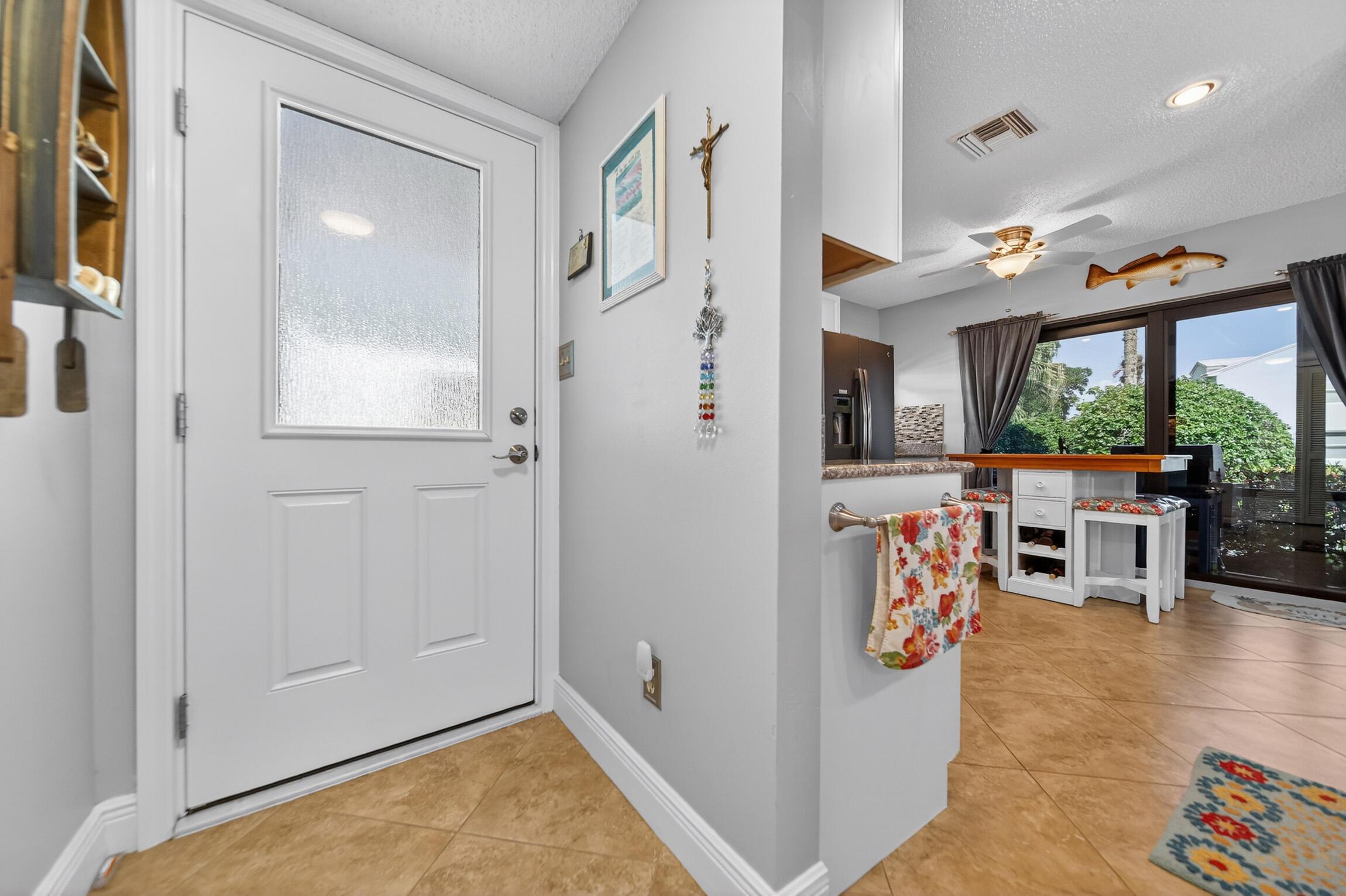 Image 4: foyer1.jpg-FULL