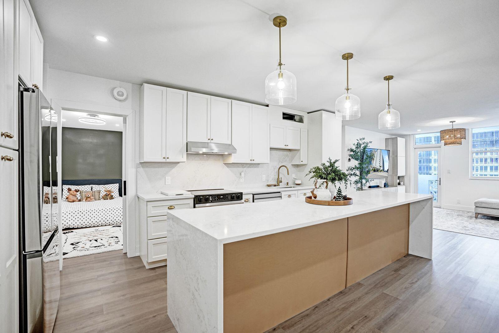 Image 4: Kitchen