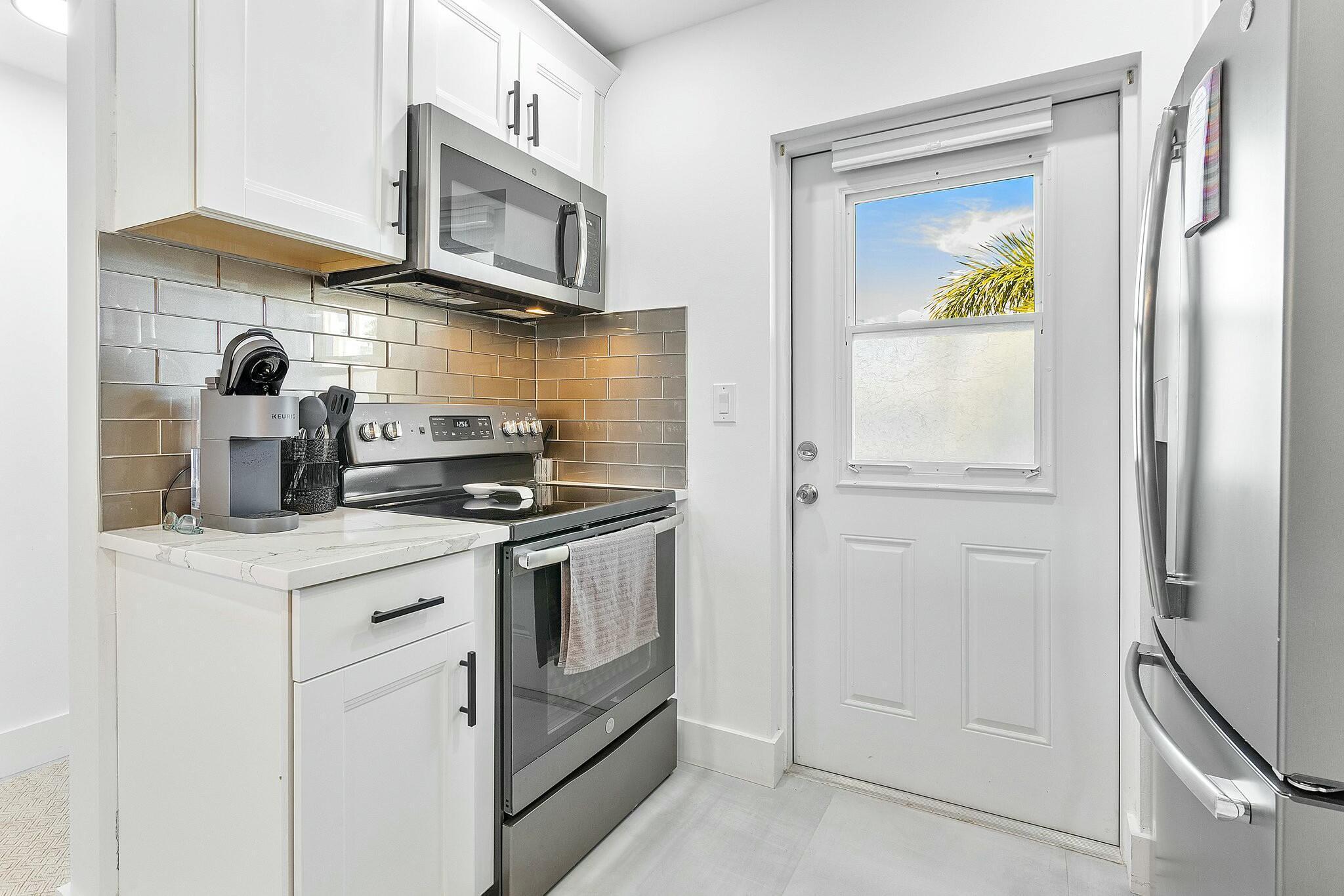 Image 4: Kitchen