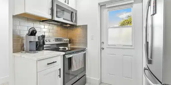 Image 4: Kitchen