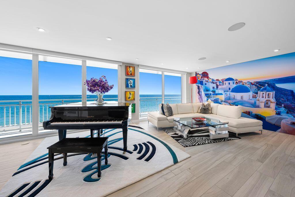 Image 2: Panoramic Ocean Views