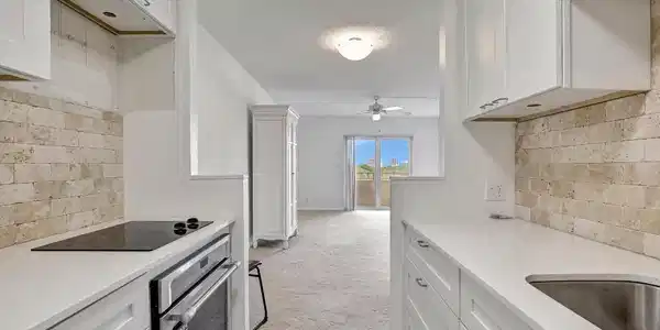 900 NE 18th Avenue