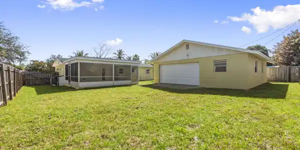 924 SE Dolphin Drive