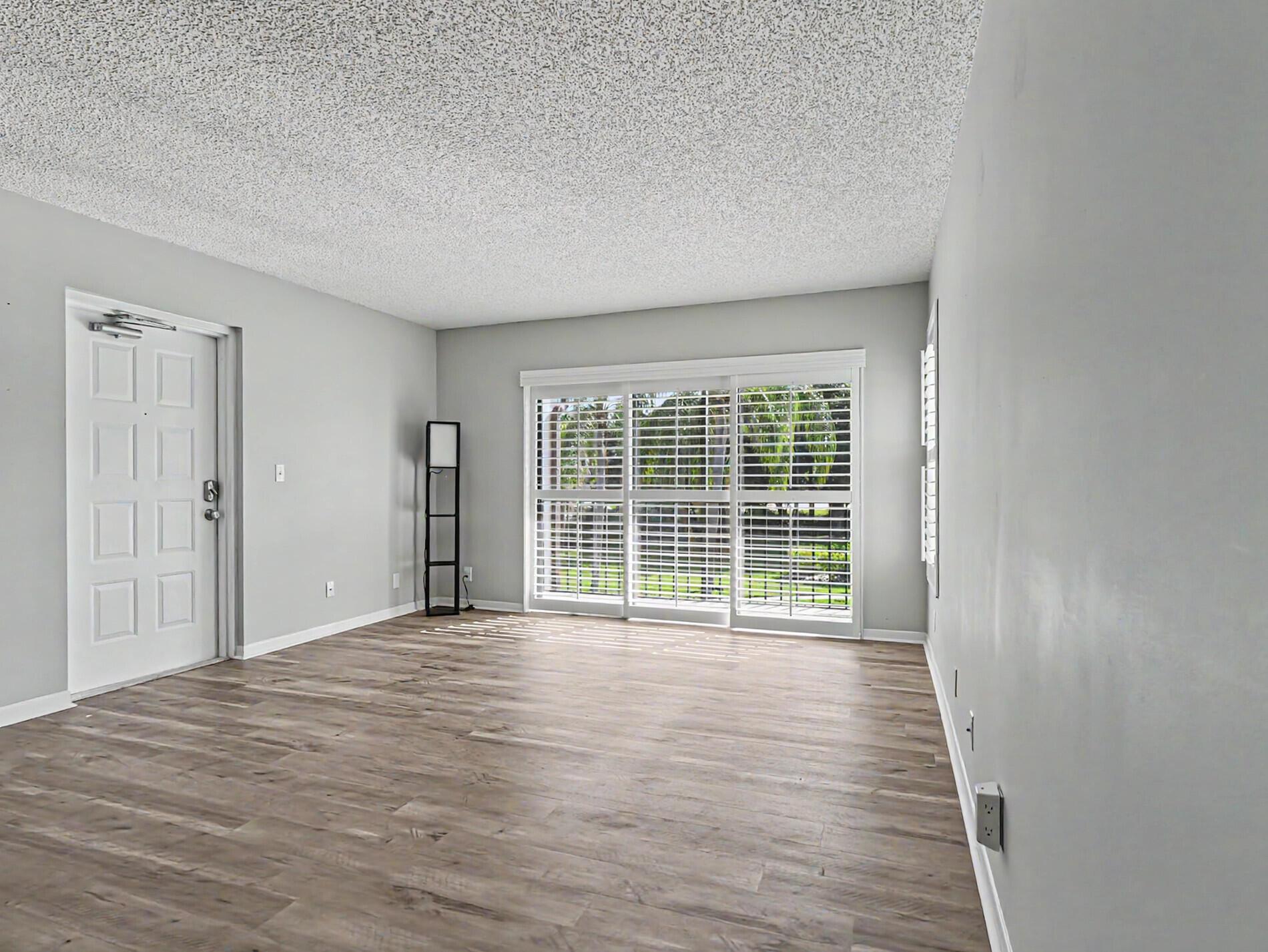 Image 4: Living Room