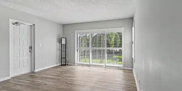 Image 4: Living Room
