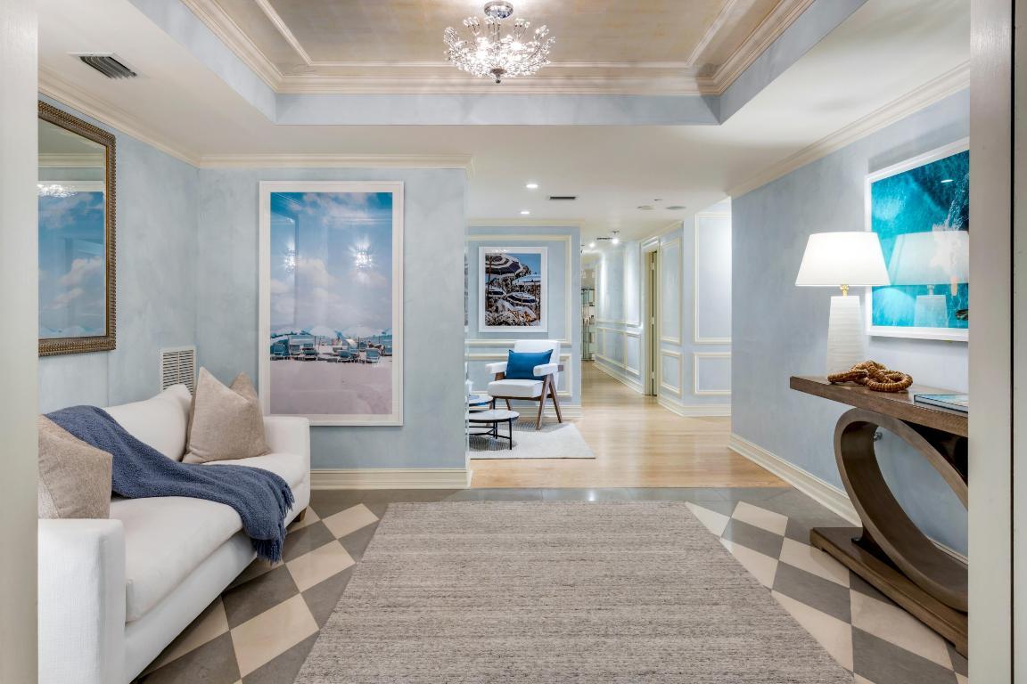 Image 4: FOYER