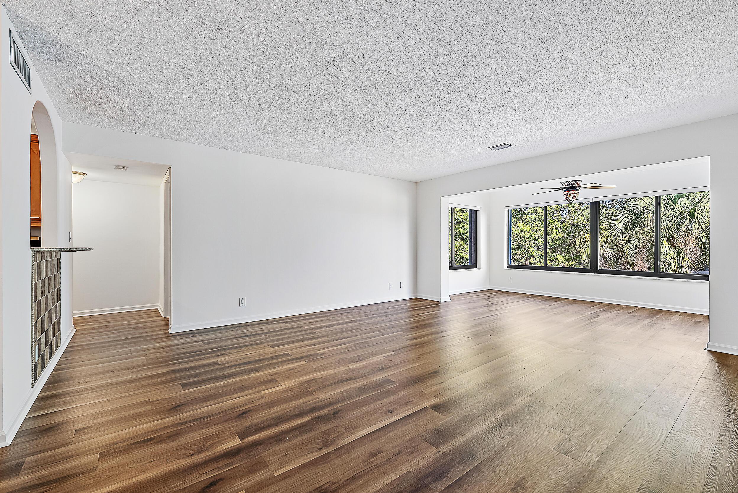 Image 3: Living/Dining
