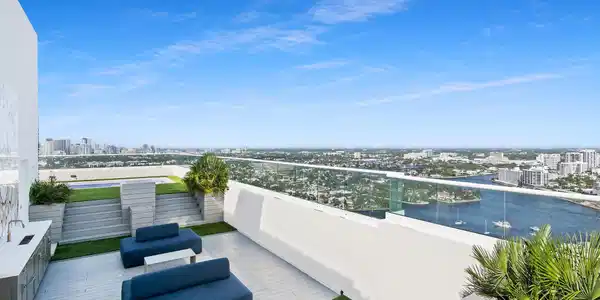 Image 3: Private Lounge Area