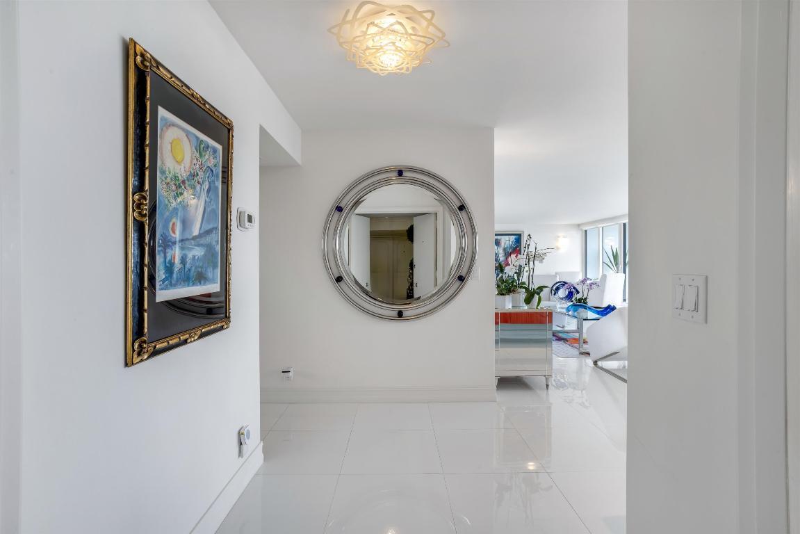Image 4: FOYER
