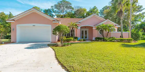 2401 SW Carriage Place