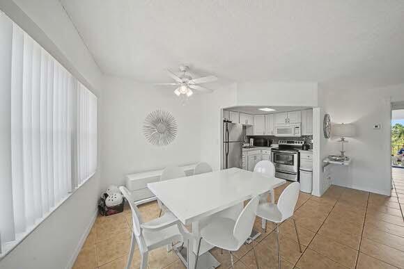 Image 3: Dining area
