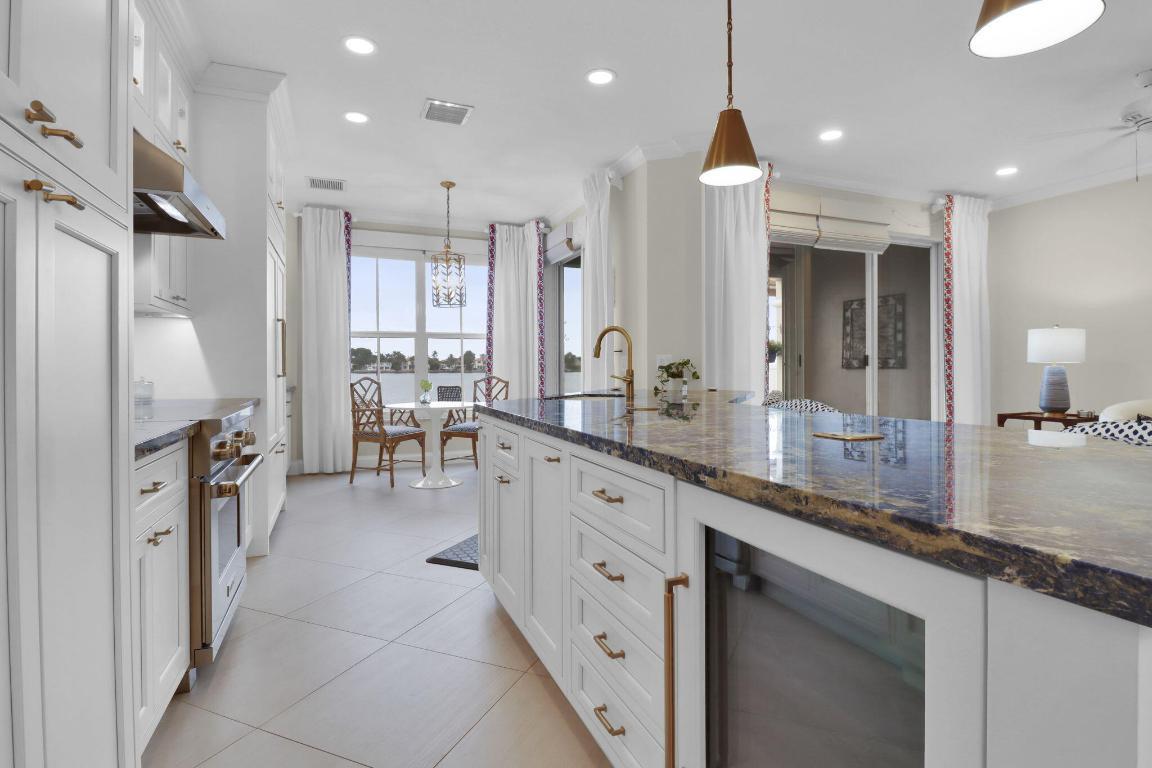 Image 3: Kitchen / Wine Fridge