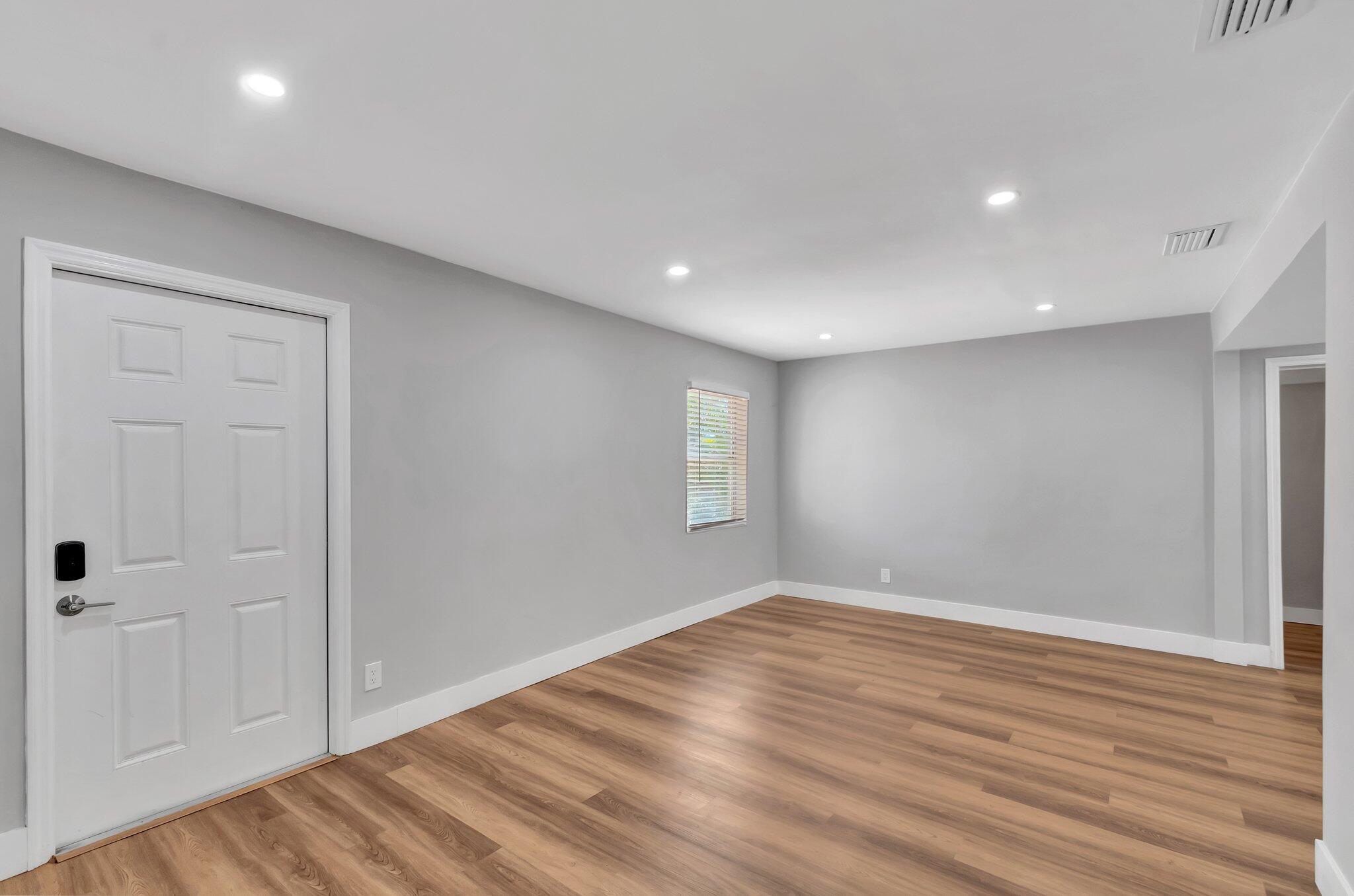 Image 3: Living room