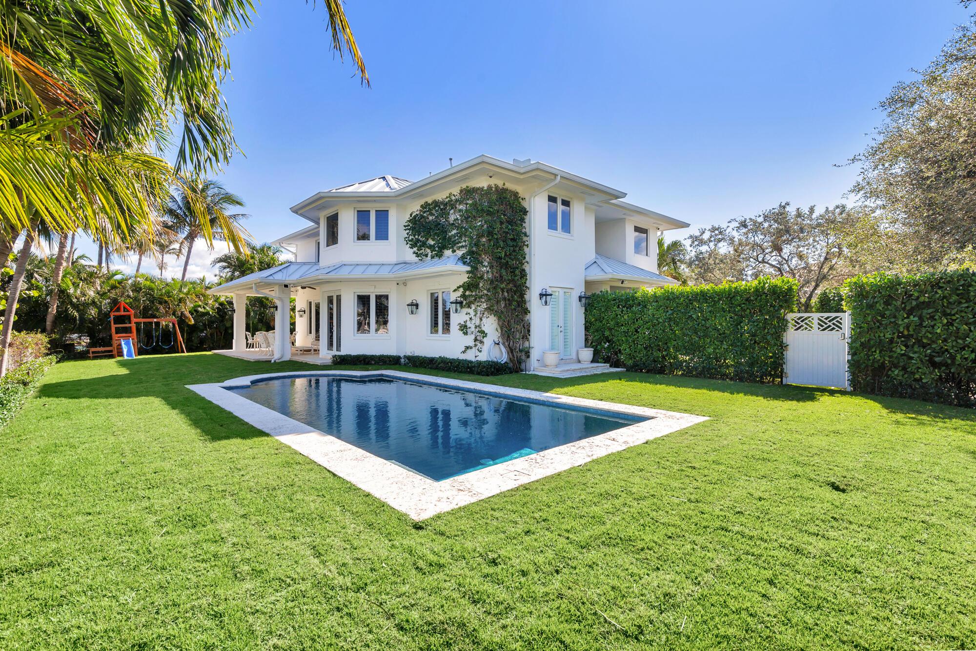 Image 3: Waterfront Pool