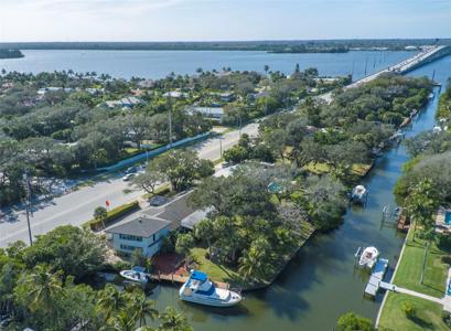 637 E Causeway Blvd