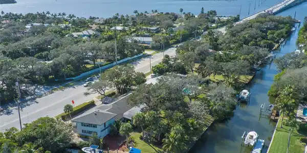 637 E Causeway Blvd