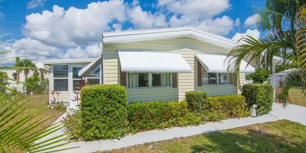 196 NE Emerald Drive