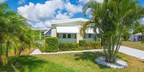 Image 2: 196 Emerald Drive