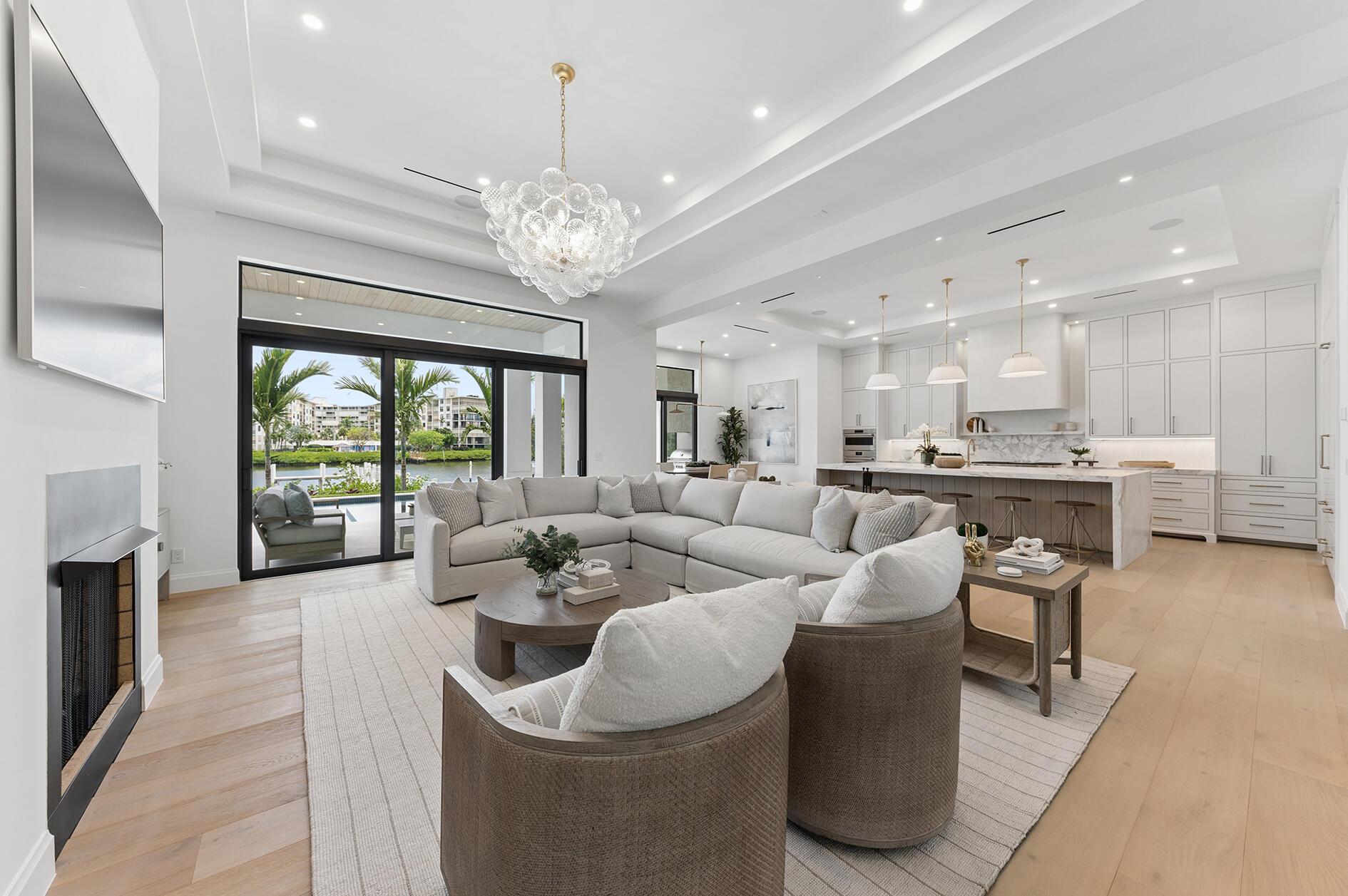 Image 4: Living Room