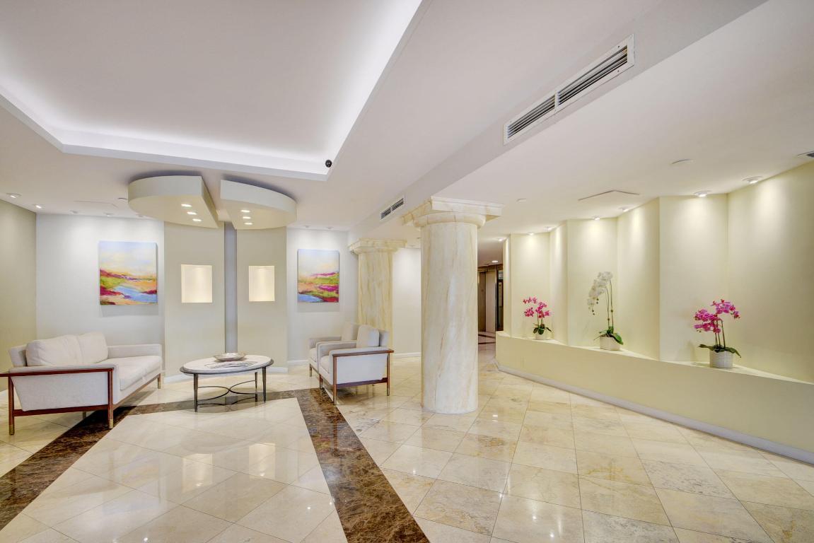 Image 4: Lobby