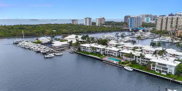 2717 Yacht Club Boulevard