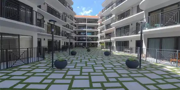 Image 4: 10