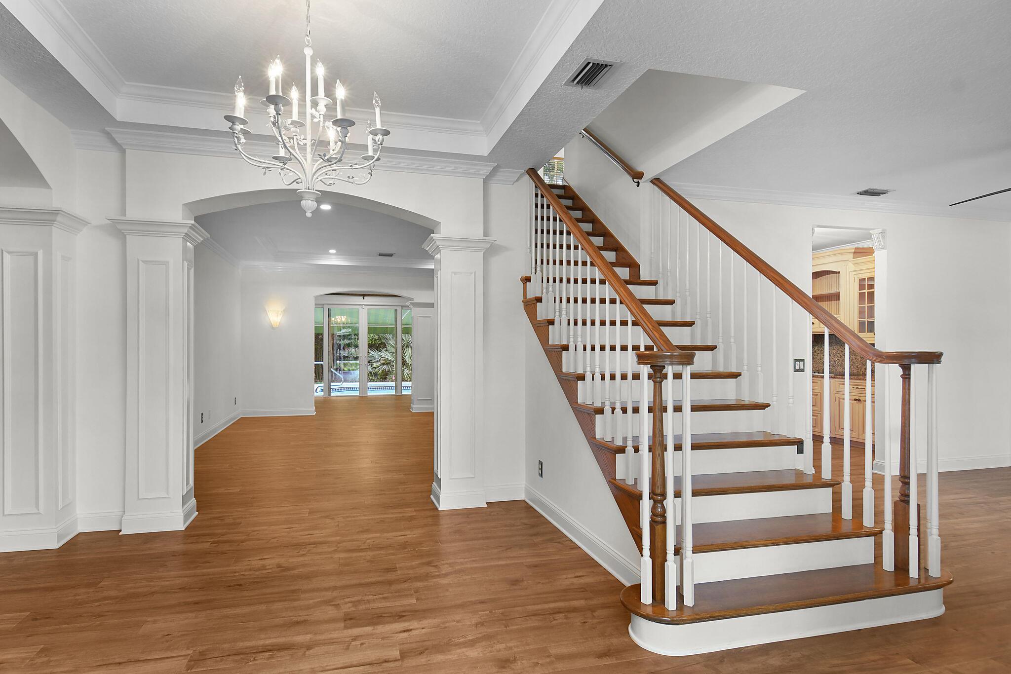 Image 4: Foyer2