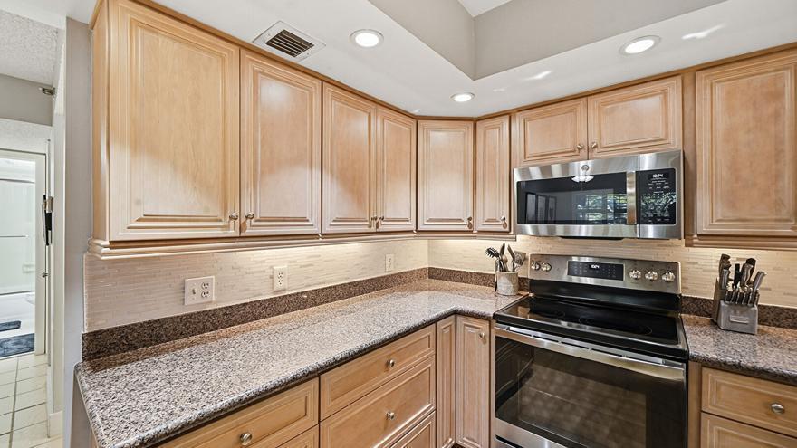 Image 4: Kitchen