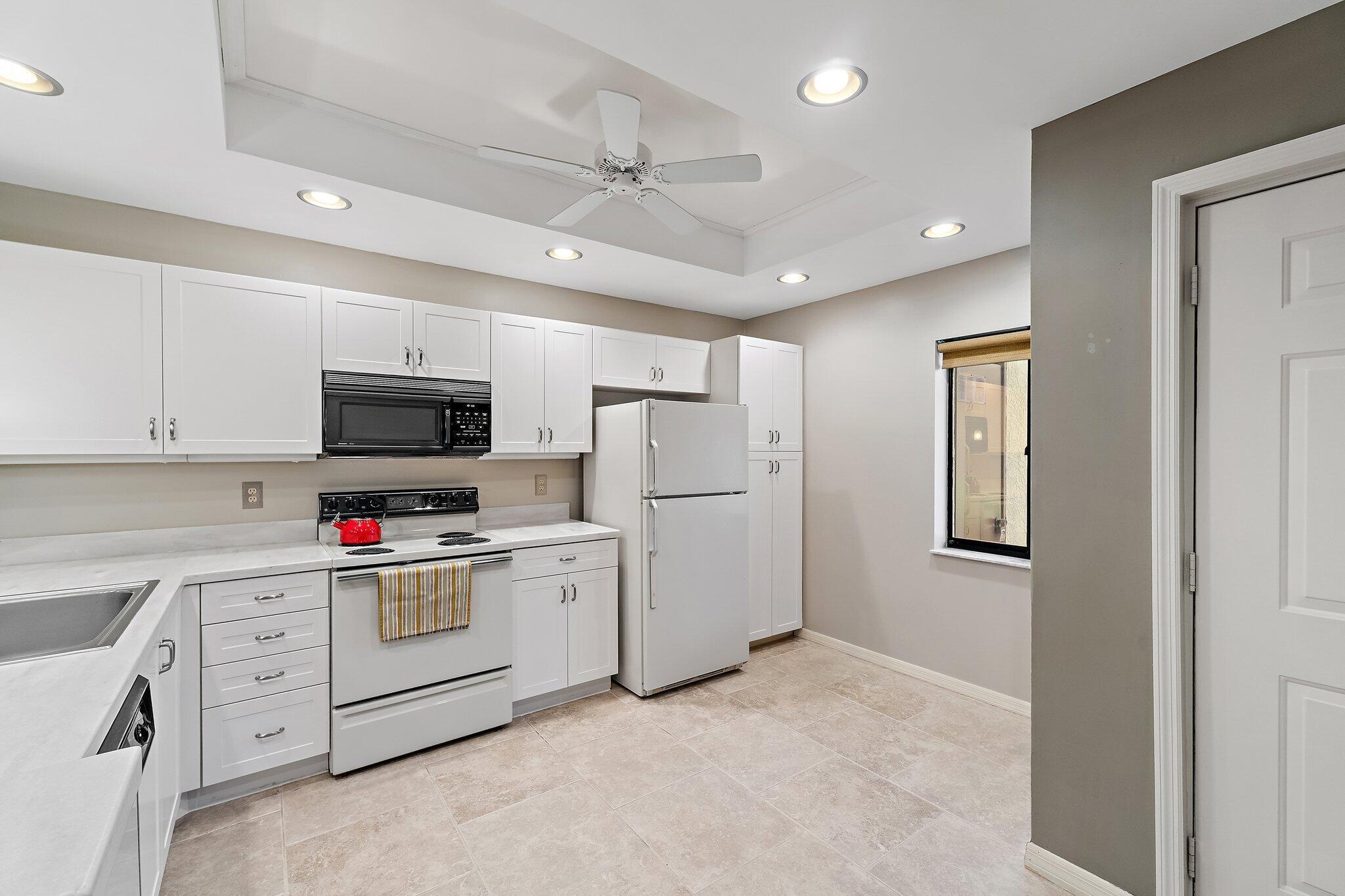 Image 3: Kitchen