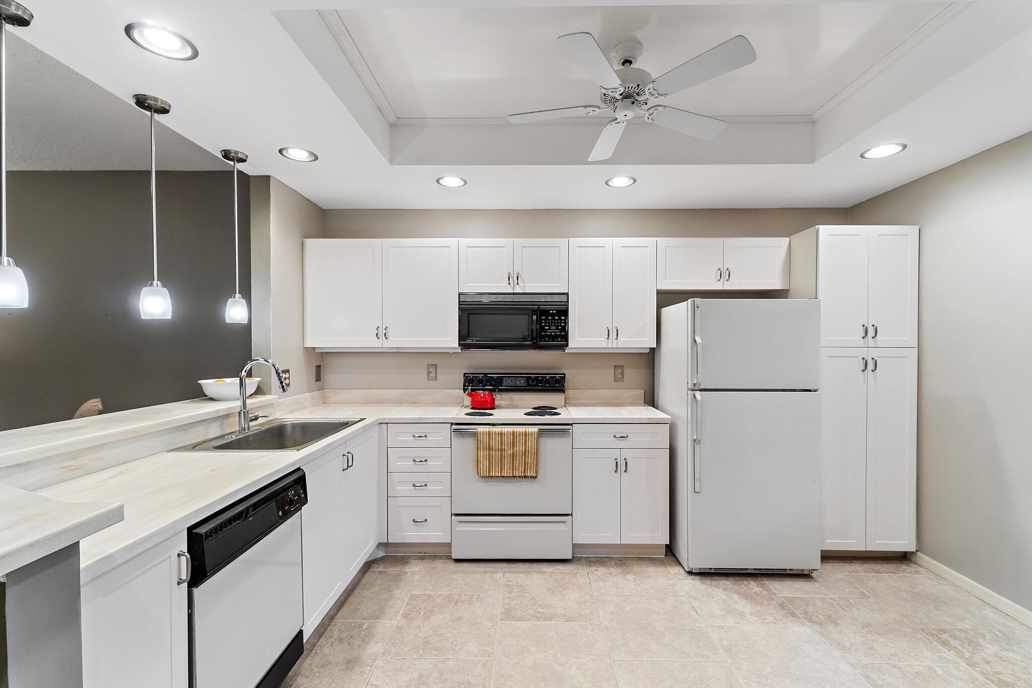 Image 4: Kitchen