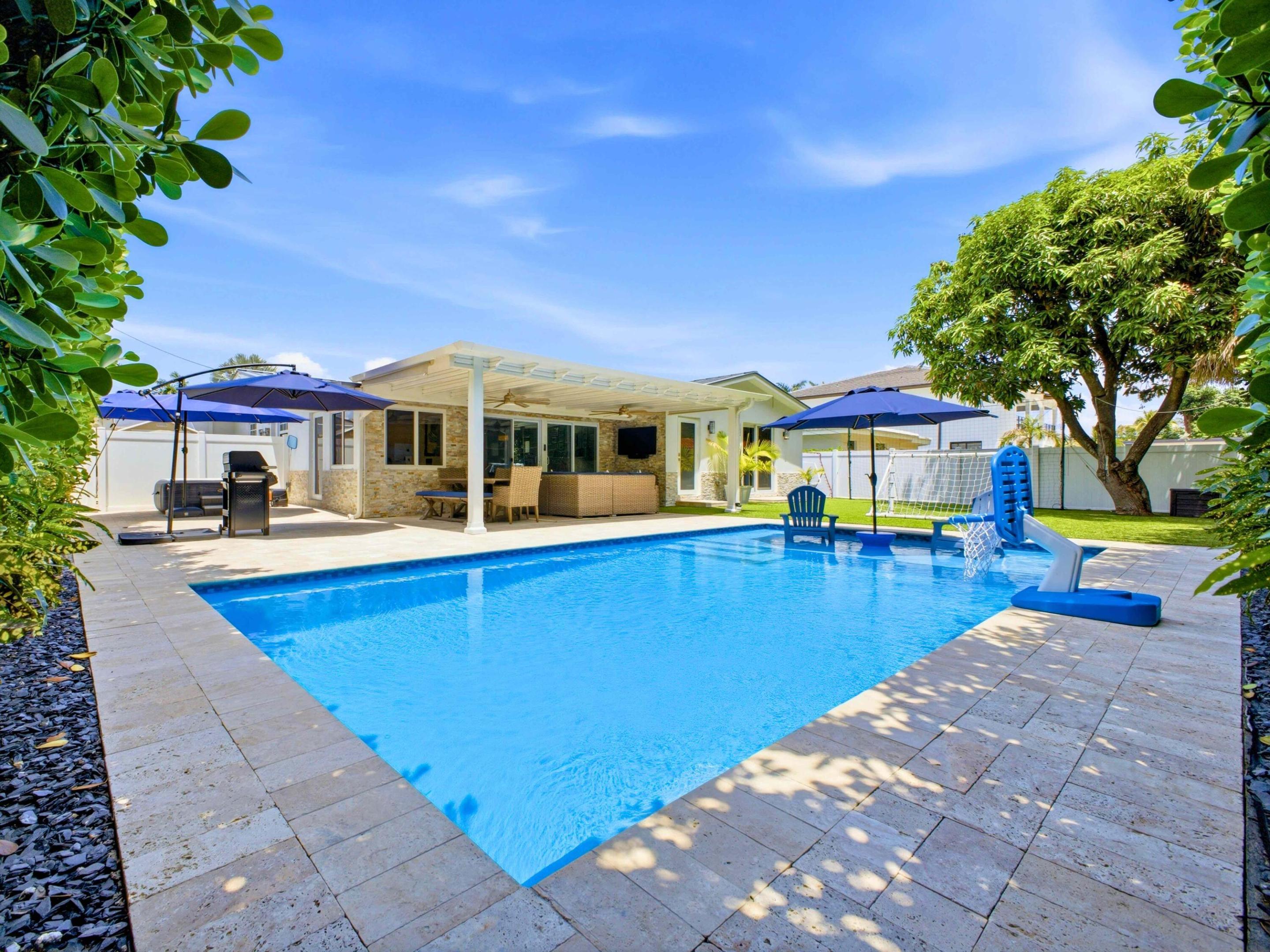 Image 2: Pool