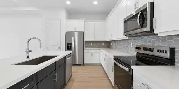 Image 4: Kitchen