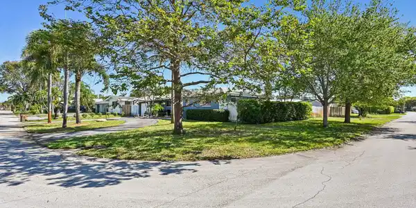 Image 3: 4-web-or-mls-SE 9th Ter-S2503-004