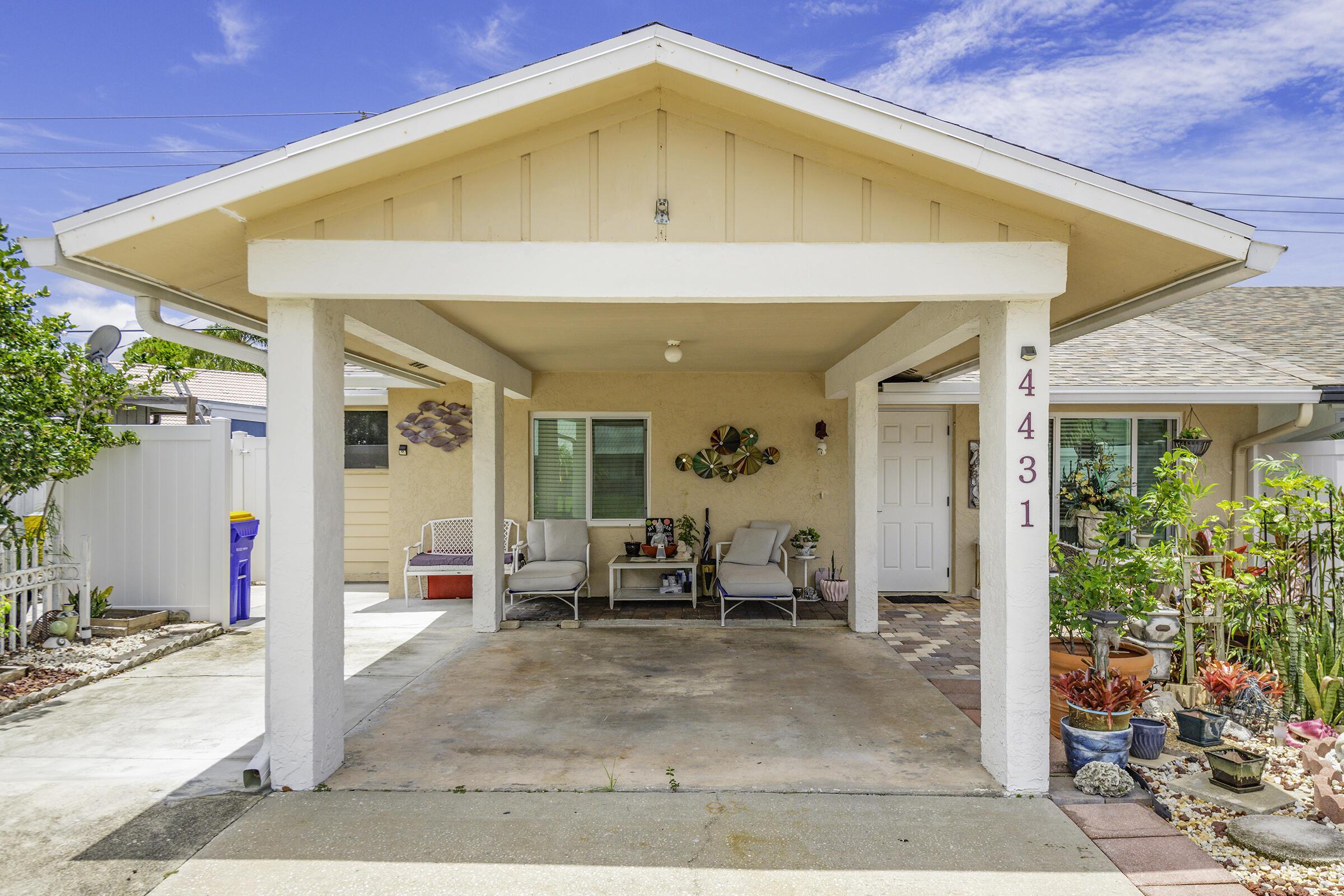 Image 4: Carport