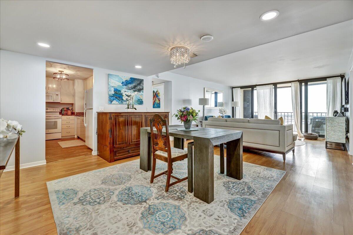 Image 2: 1608 dining