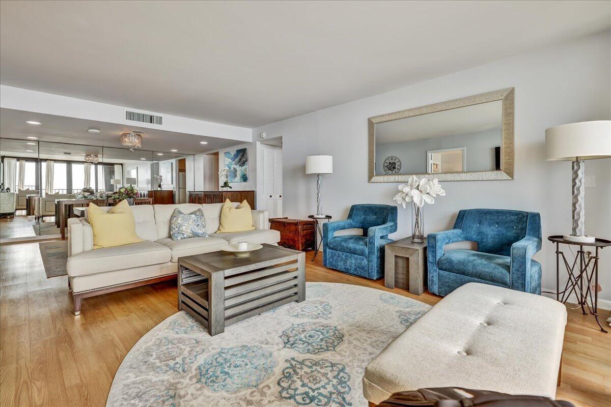 Image 3: Living room2