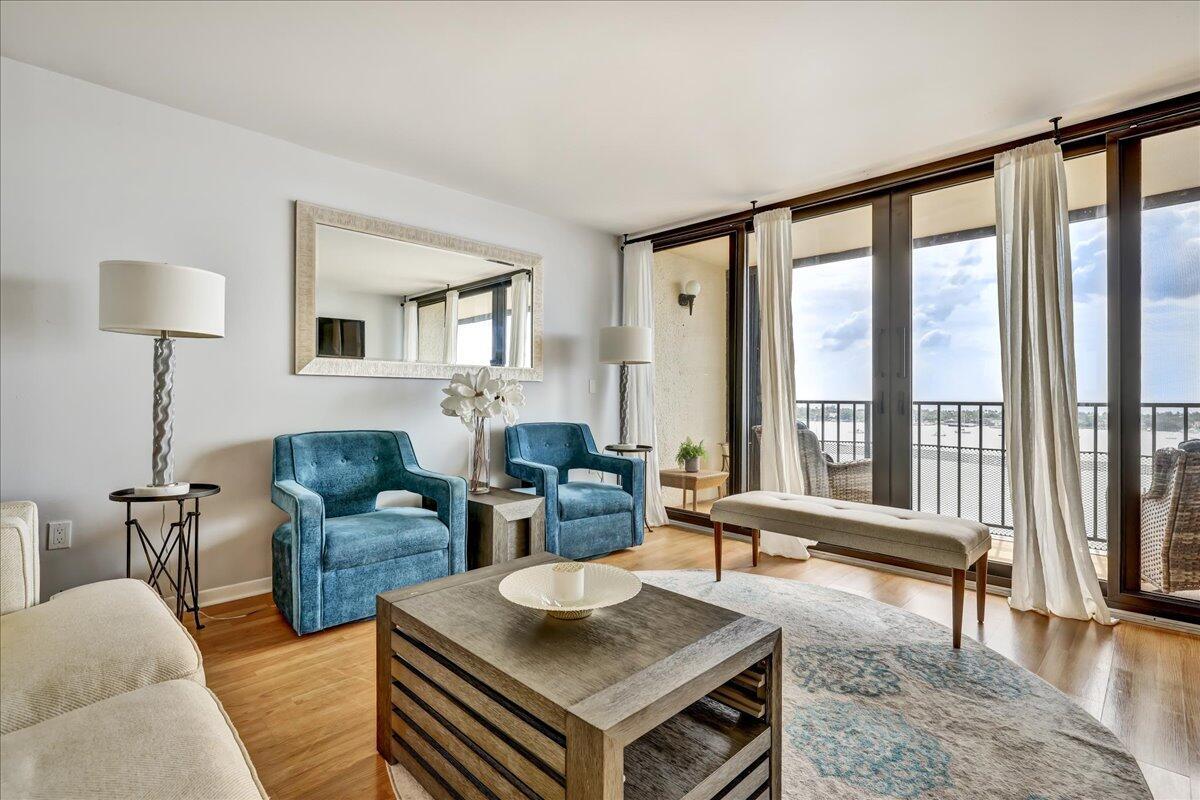 Image 4: Living room