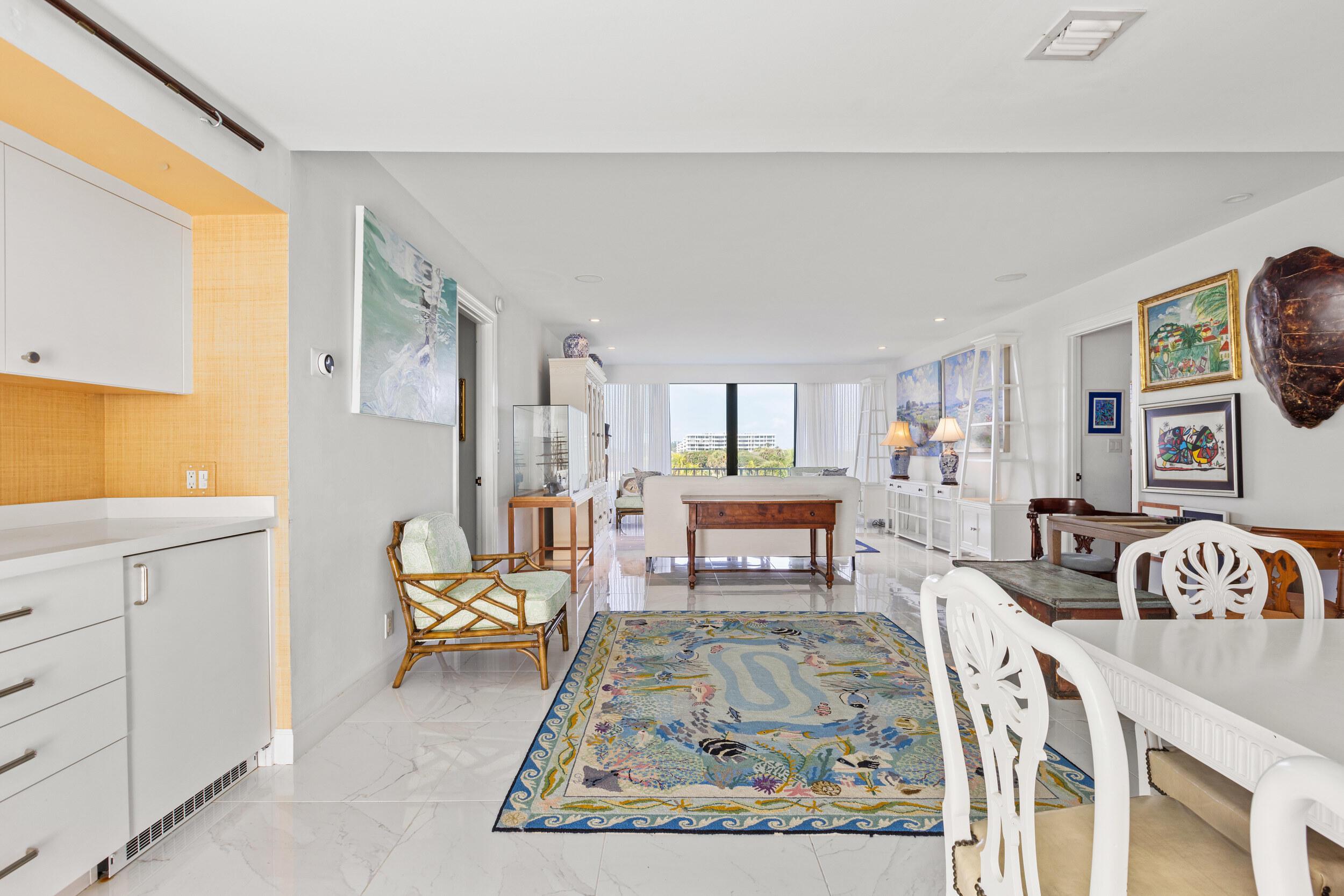 Image 2: Entryway into main living space