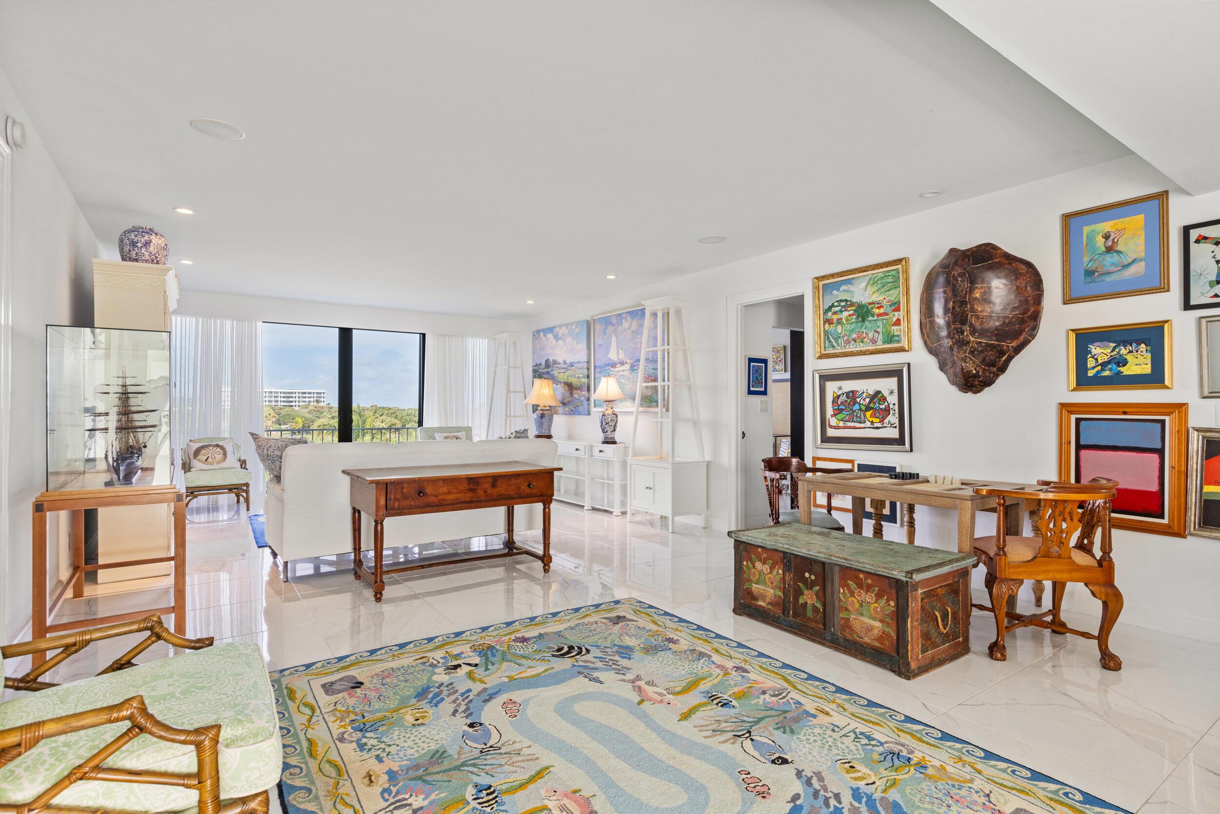 Image 3: Spacious & bright living area