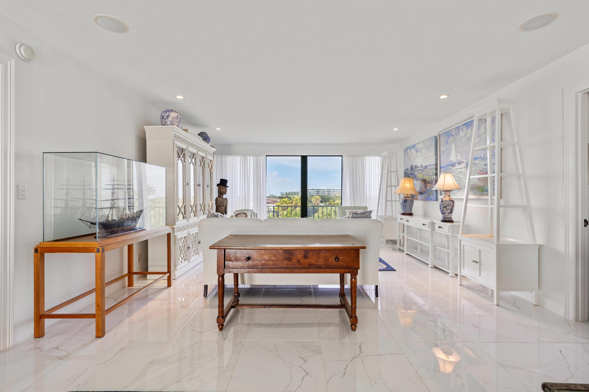 Image 4: Living room