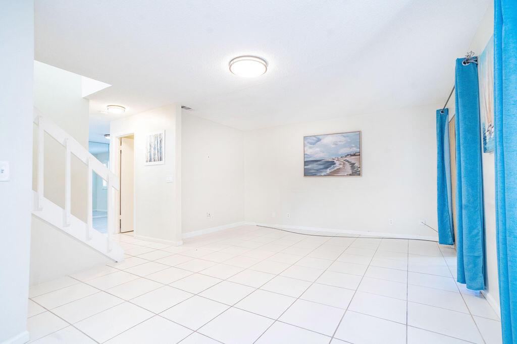Image 3: Living room