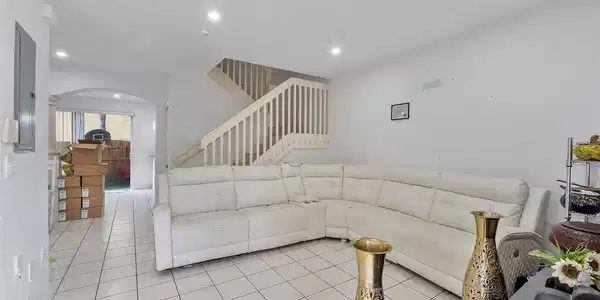 Image 4: LIVING ROOM