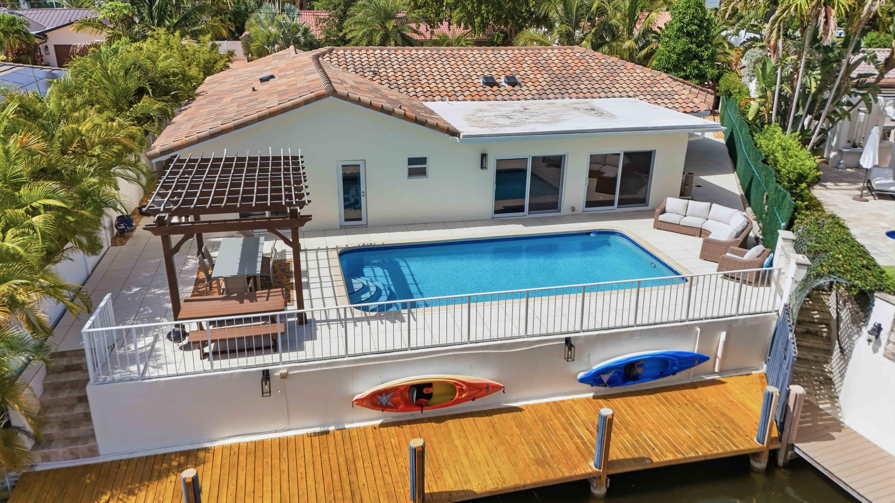 Image 3: Back wf and pool