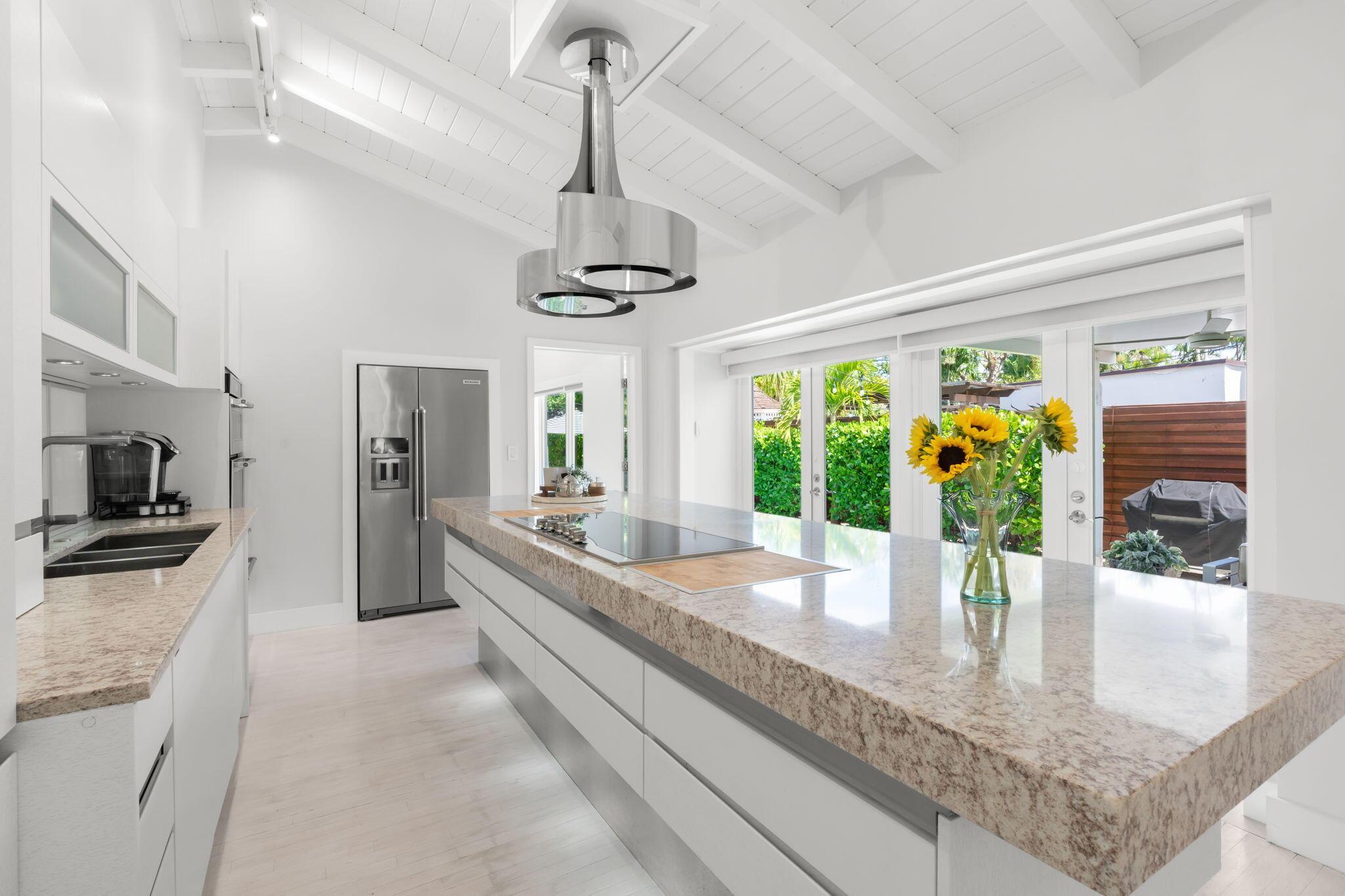 Image 4: 17-web-or-mls-648 NE 17th Ave, Fort Laud