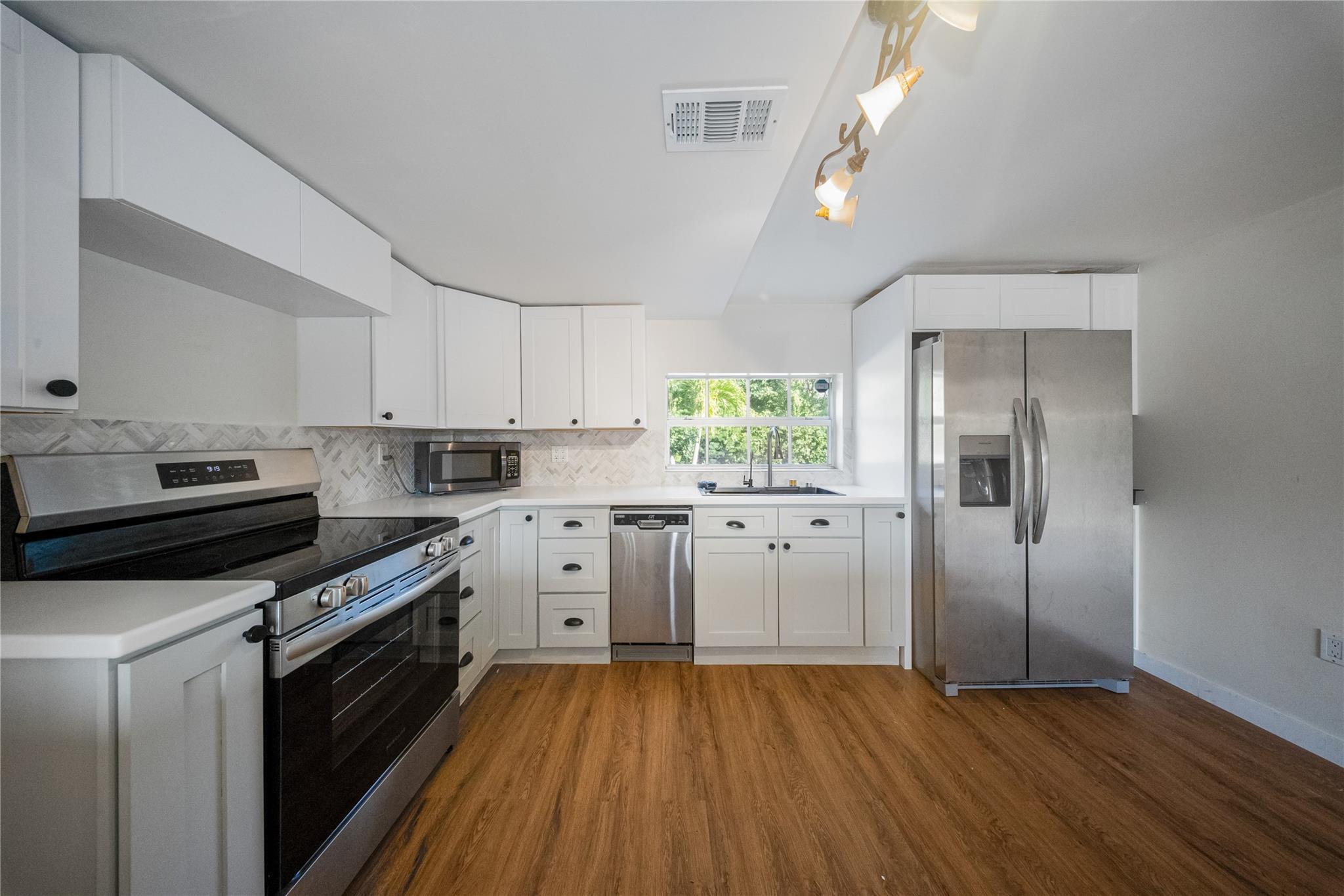 Image 3: Kitchen