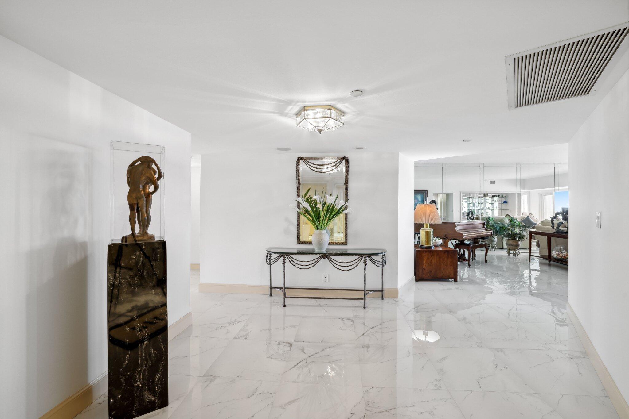 Image 4: Large Entry Foyer