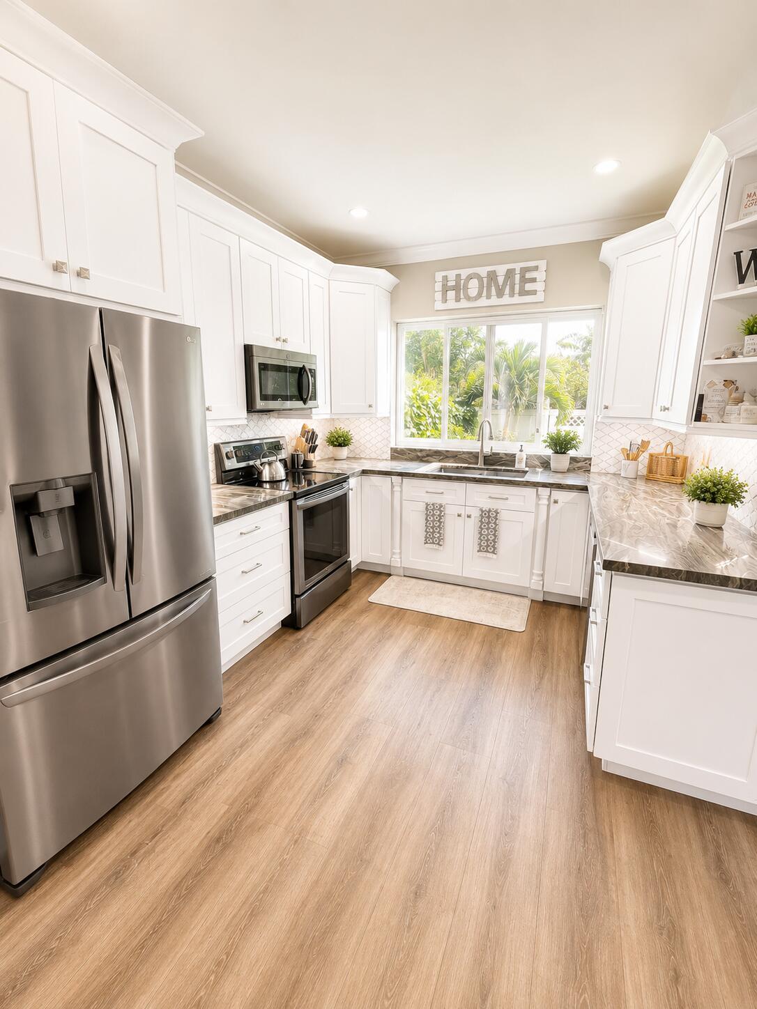 Image 4: Kitchen