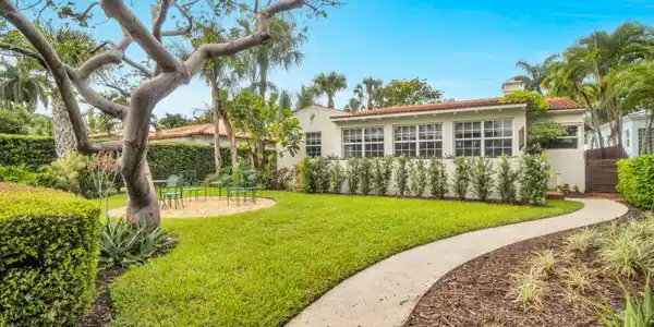 1219 N Lakeside Drive