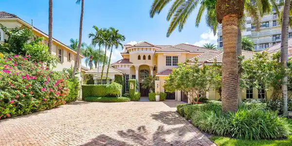 1019 Grand Court