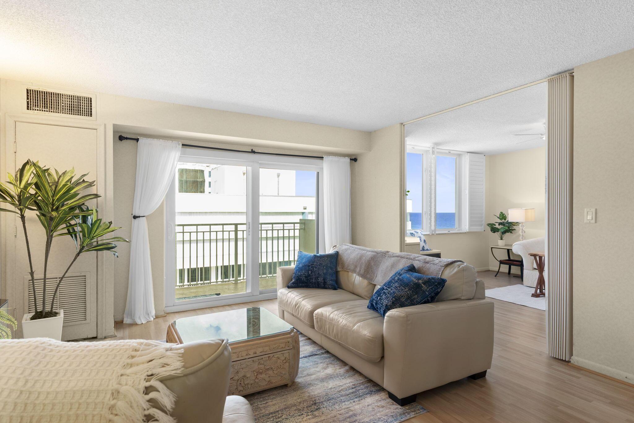 Image 3: LIVING ROOM